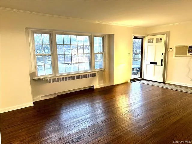 2365 Babylon St — Photo 2