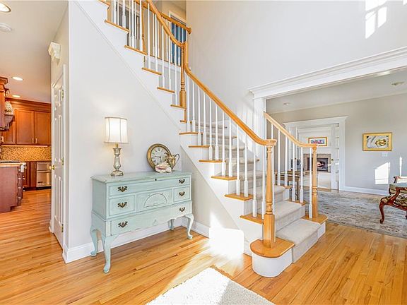 3rd image of 40 Bassett Cir