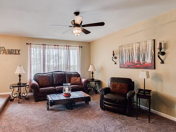4th image of 834 E Port Au Prince Ln