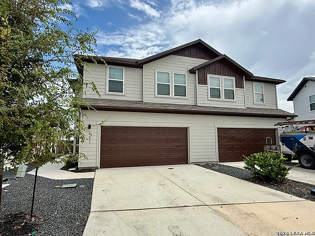 4 bed, 2.5 bath, 3264 sqft, $1,850 — Photo 2