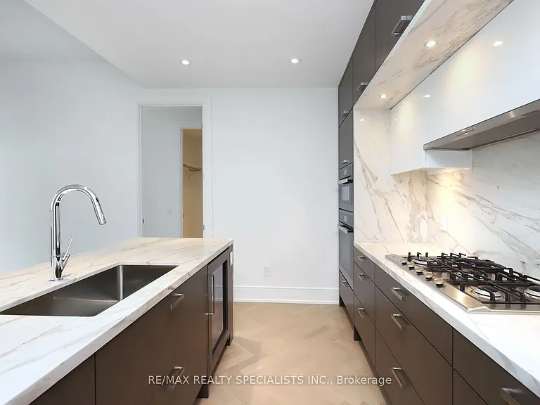 455 Wellington St W #704 — Photo 15