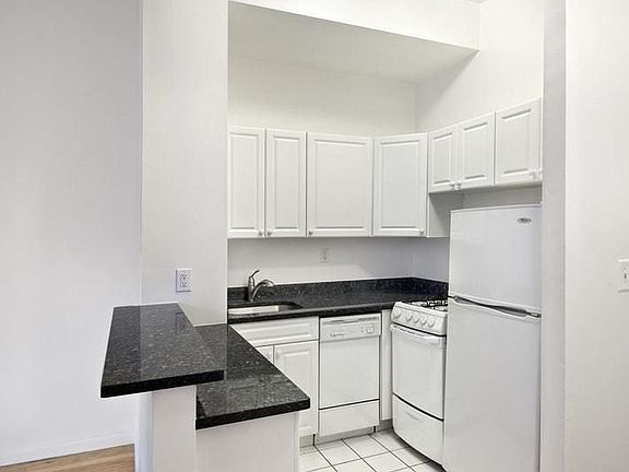 3rd image of 726 Greenwich St #2R