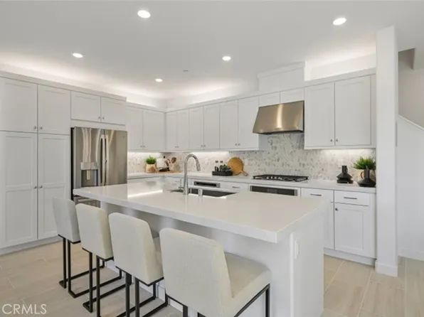 477 Snowdrop Ln, Santa Paula, CA 93060