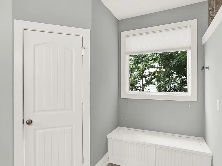 16893 Oak Manor Dr — Photo 33