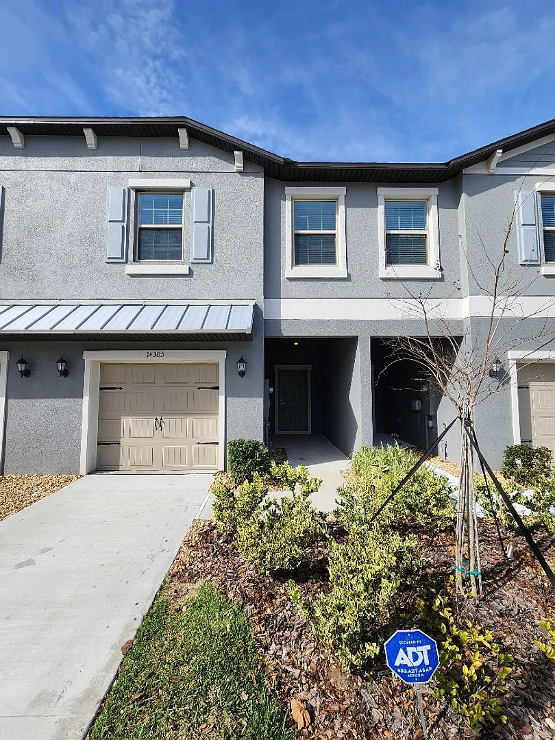 Gorgeous 3-Bedroom, 2.5-Bathroom Townhome in Sun City Center — Photo 1