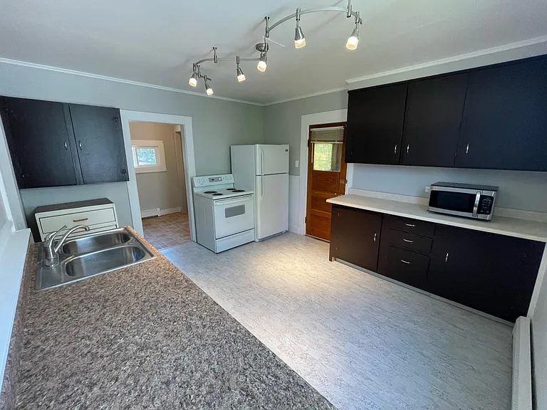 920 Caledonia St — Photo 10