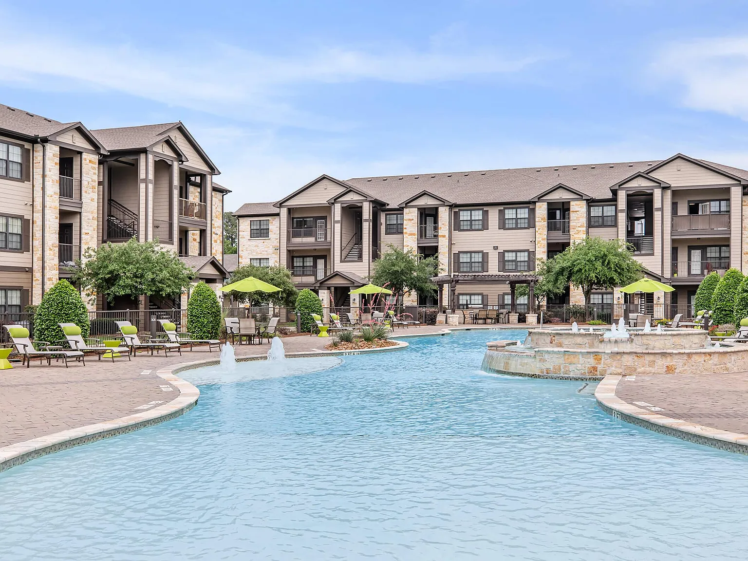 Willow Creek Apartments — Photo 1