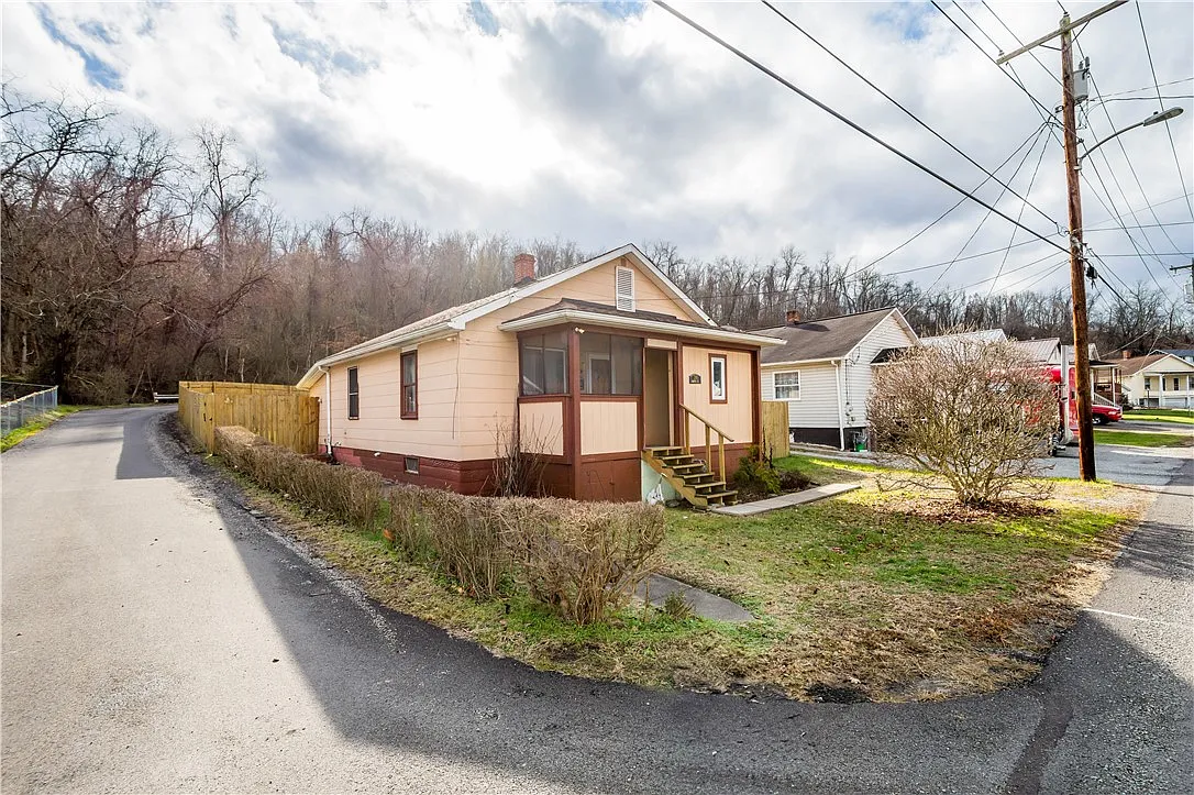 201 Brown St photo 1