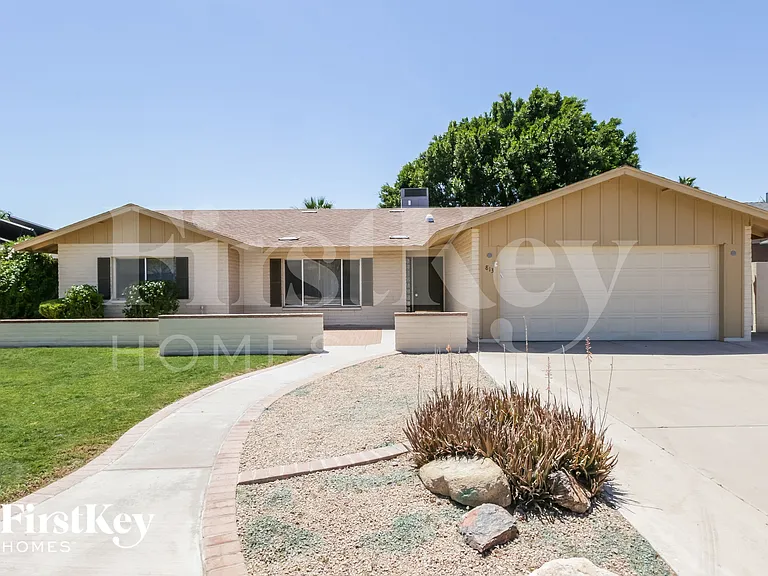 813 E Todd Dr — Photo 1