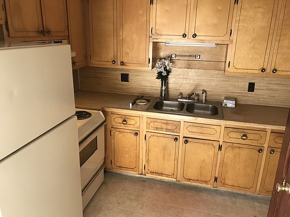 3rd image of 101 Meadow Green Dr APT 5