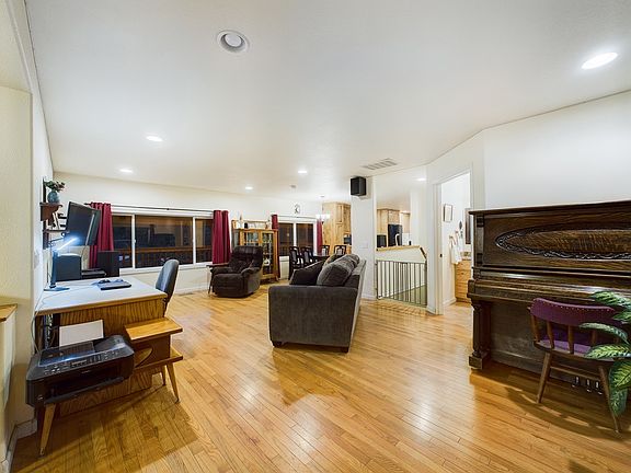 3rd image of 141 Hardy Ln