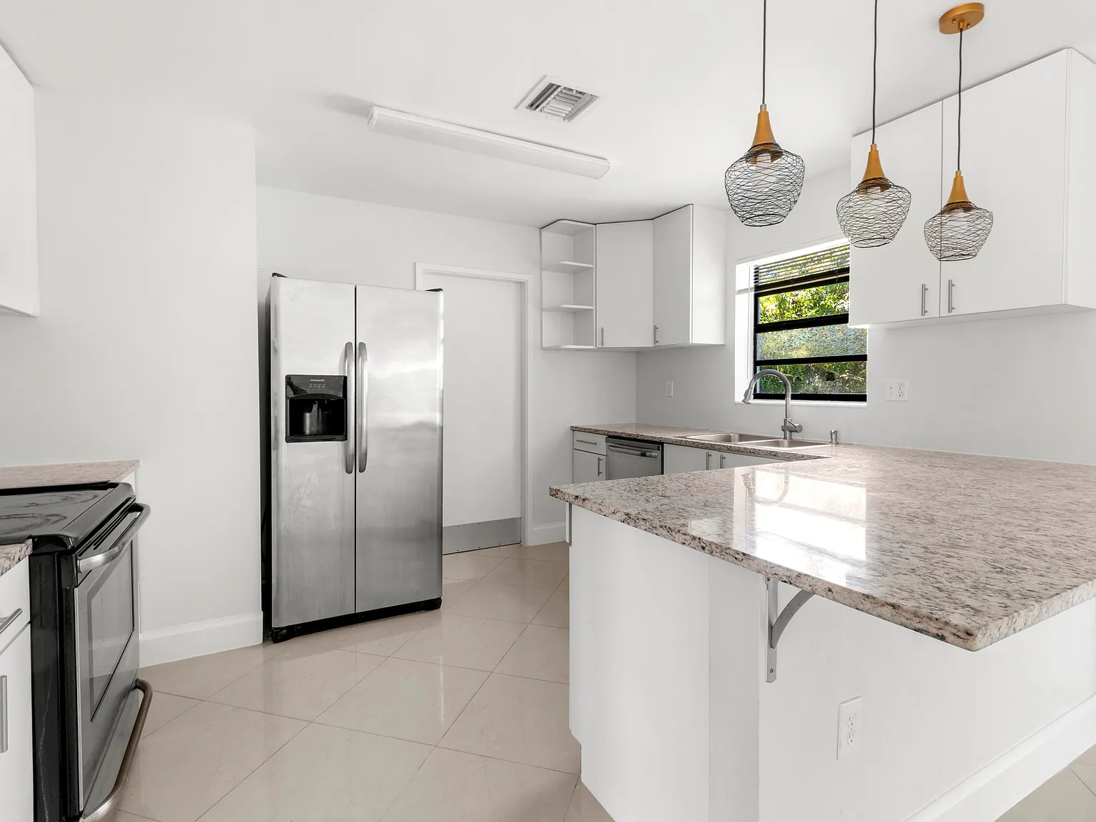 3 bed, 2.0 bath, 1412 sqft, $3,950 — Photo 3