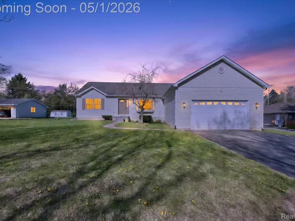 9074 Hamburg Rd, Brighton, MI 48116