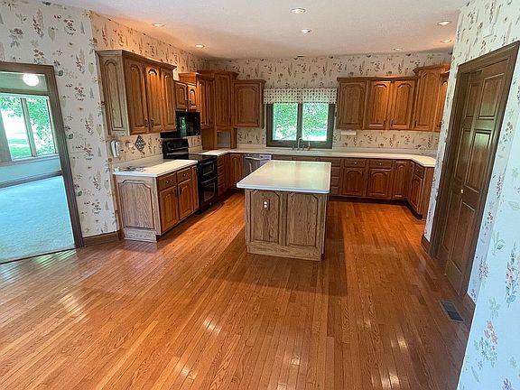 Large, gorgeous kitchen
