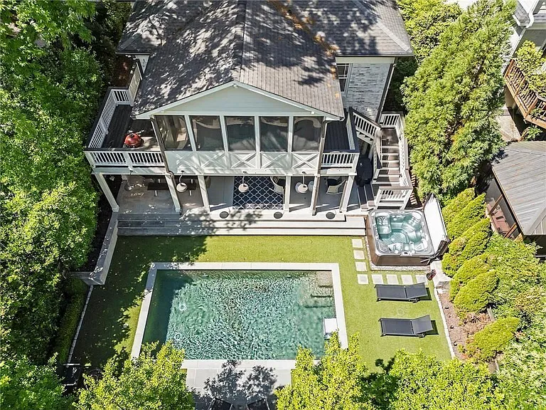 663 Yorkshire Rd NE — Photo 9