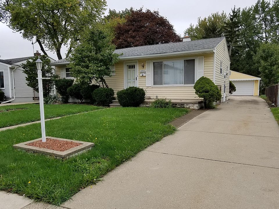 Cute curb appeal. Long driveway for plenty of parking.