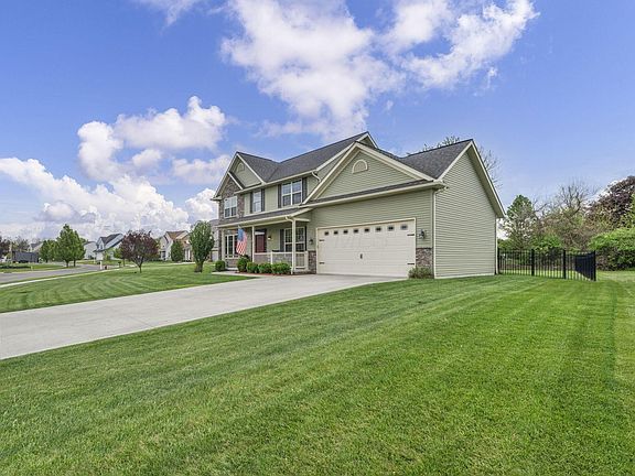 3rd image of 27 Fieldcrest Dr