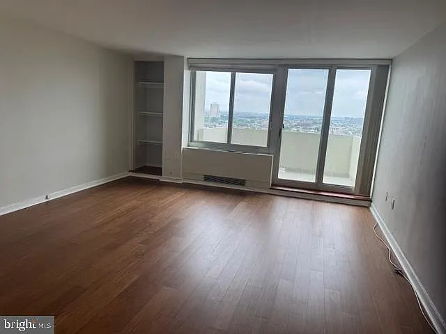 604 S Washington Sq #36-1611 — Photo 3