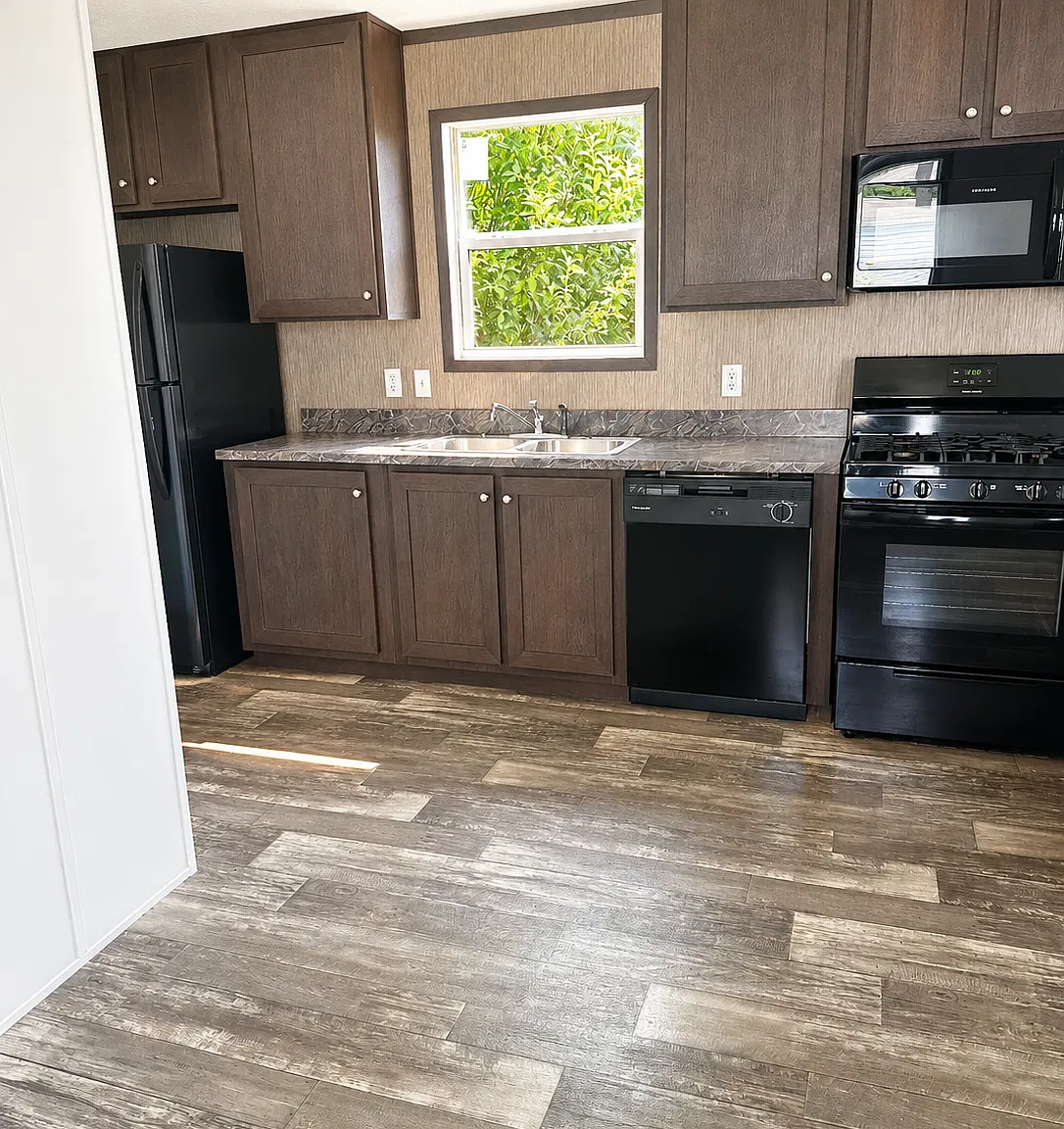 3 bed, 1056 sqft, $1,099 — Photo 1