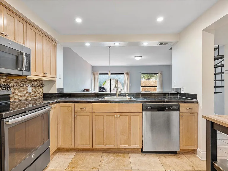 515 NE 38th St #10 — Photo 26