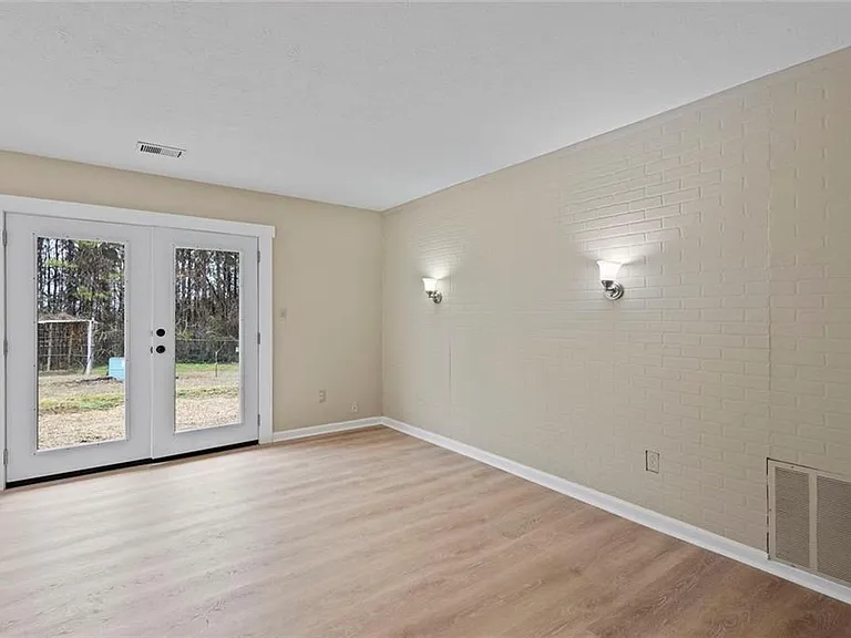 1201 Shoreham Dr — Photo 2