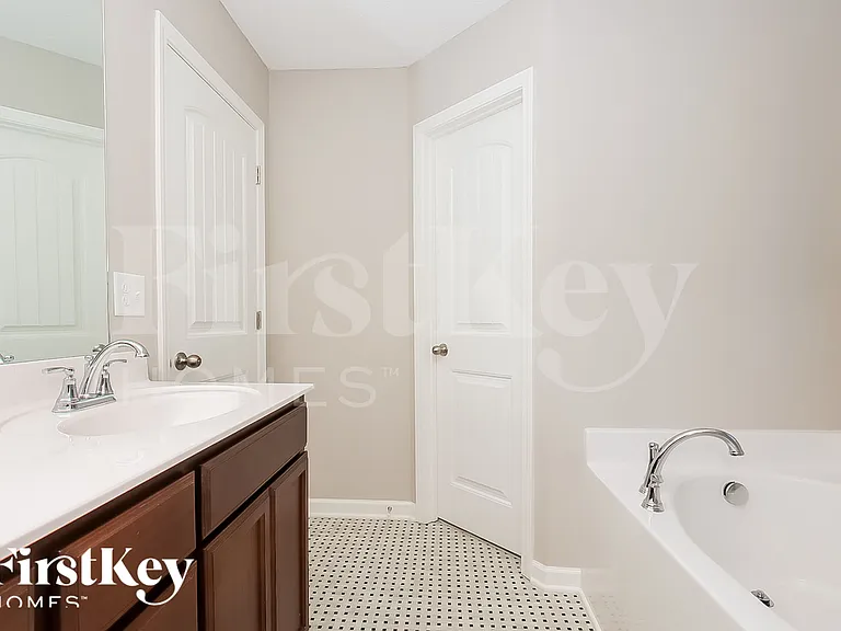 2116 Preserve Cir — Photo 14