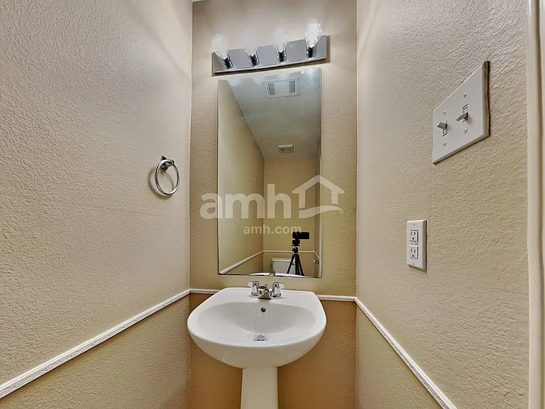 937 Iona Dr — Photo 8