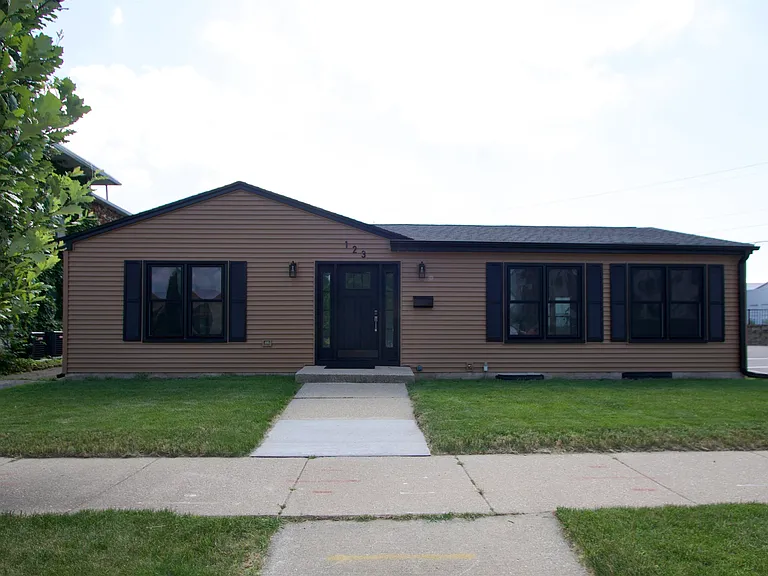 123 N Jackson St — Photo 1