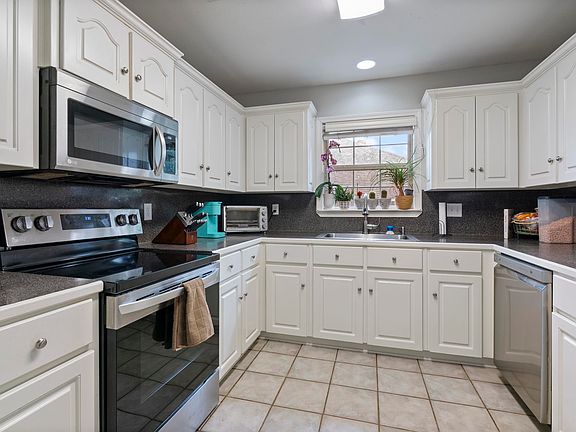 5th image of 1409 Sheridan Dr