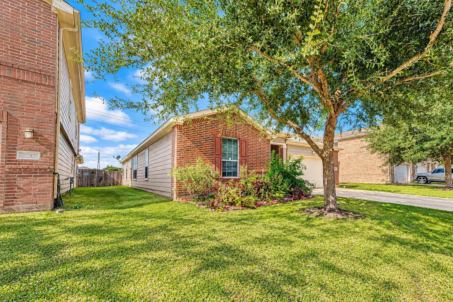 5 bed, 2.0 bath, 2498 sqft, $2,250 — Photo 2