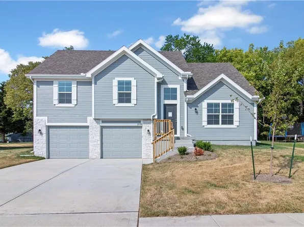 21706 Westover Rd, Peculiar, MO 64078