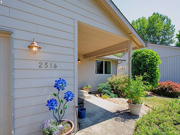 2nd image of 2516 NE 90th St
