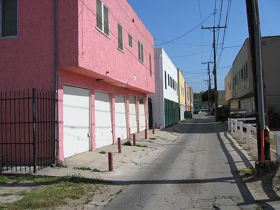 5 Garages in the alley