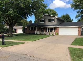 1020 Cobblestone Dr, Lincoln, NE 68510