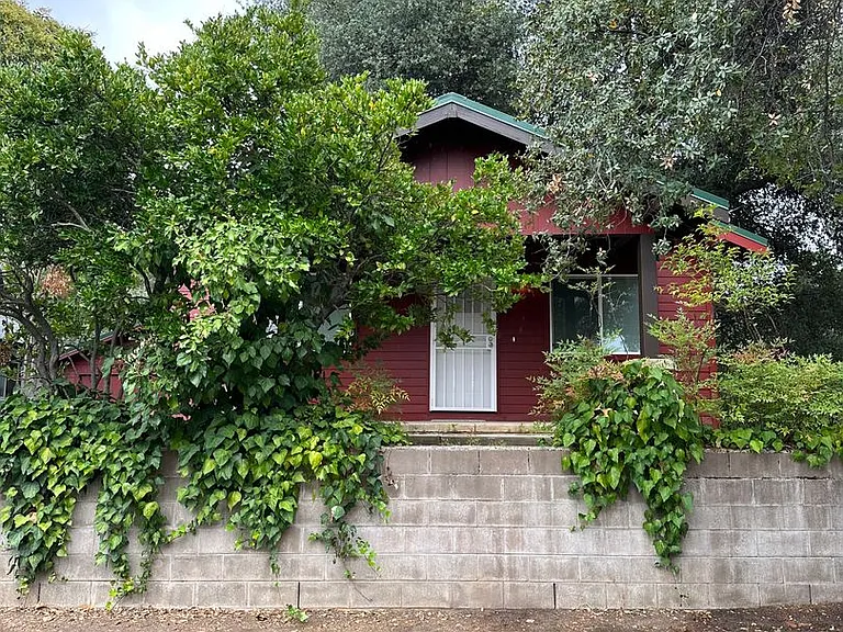 435 Barretta St — Photo 2