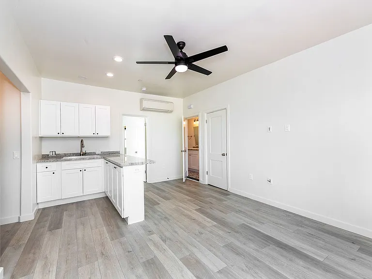 1313 Buena Vista St — Photo 3