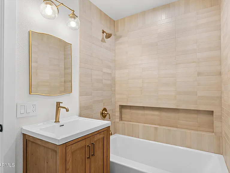 543 W 17th St — Photo 11