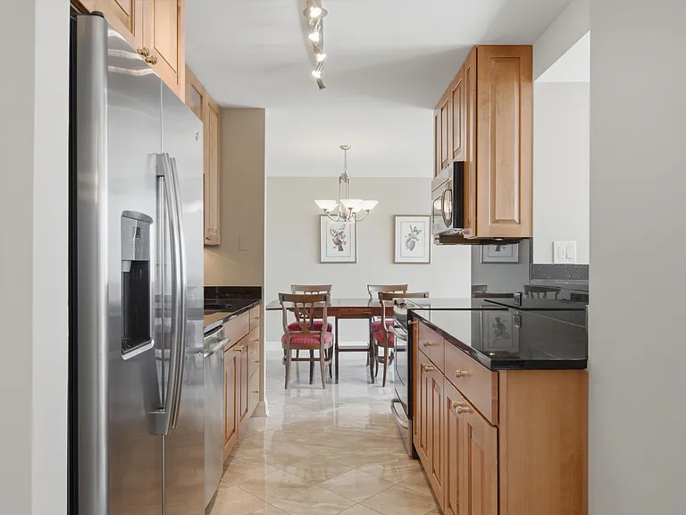 111 E Chestnut St #42F — Photo 8