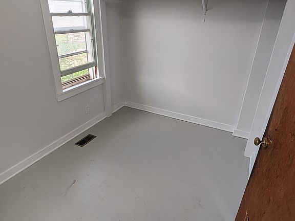 4th image of 204 E 1st St