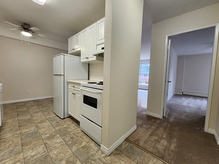 5045 Whitemud Rd NW — Photo 16