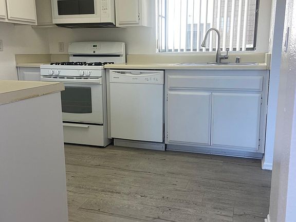 3rd image of 555 Oak St APT 201