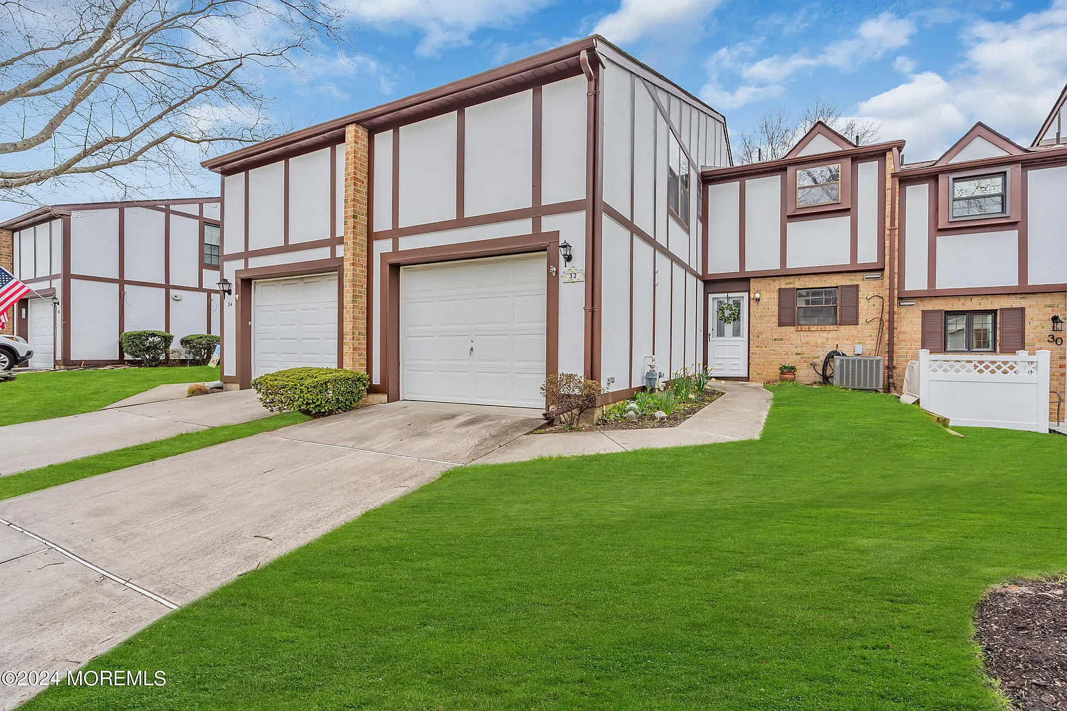 32 Apple Drive photo 1