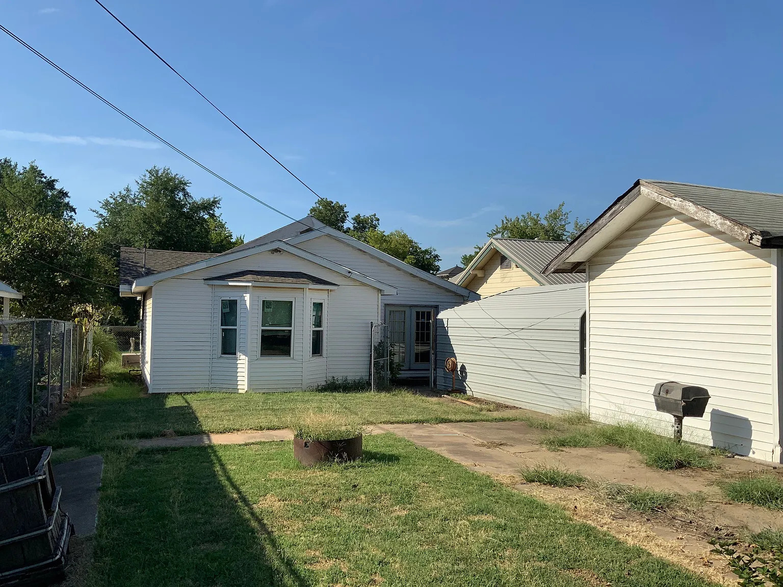 3 bed, 1.5 bath, 1291 sqft, $1,300 — Photo 1