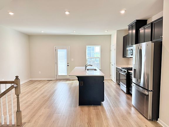 2nd image of 1100 Spur Ln