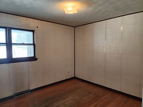 4th image of 431 Greenbay Ave