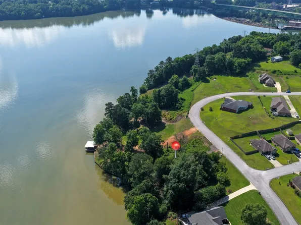11 Riverhills Dr, Tallassee, AL 36078