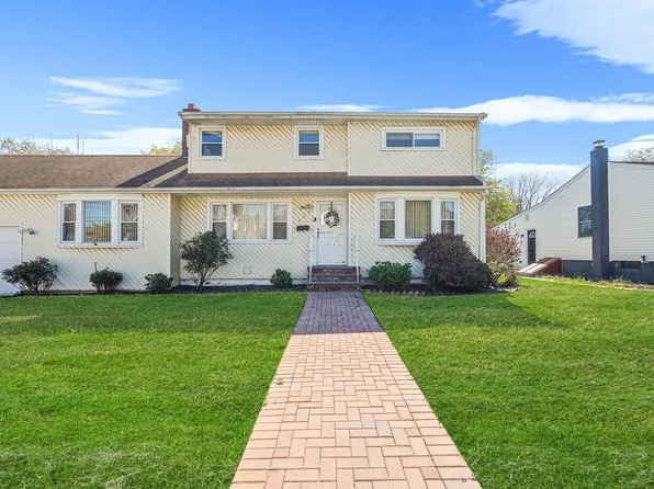 457 N Alleghany Avenue, Lindenhurst, NY 11757