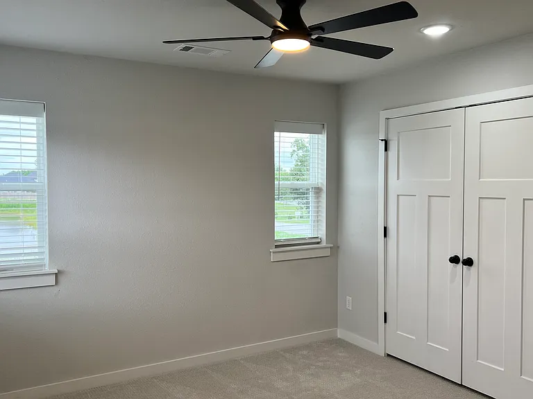 502 Cosmos St — Photo 2
