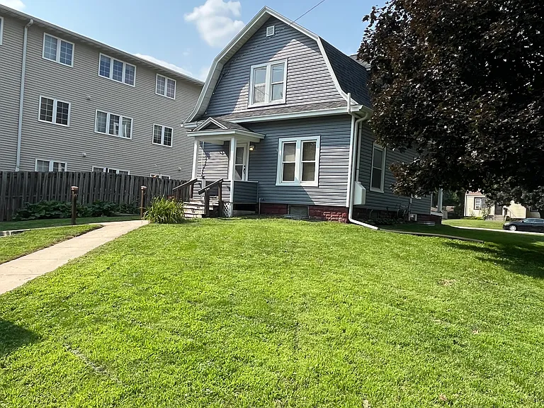 3202 Lincoln Way — Photo 2