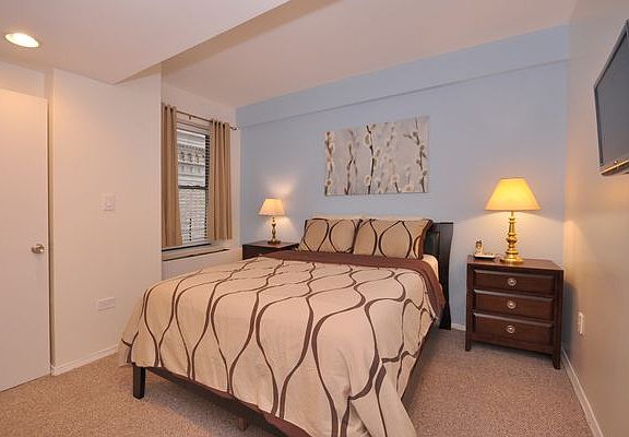 3rd image of 150 W 51st St #1709DC